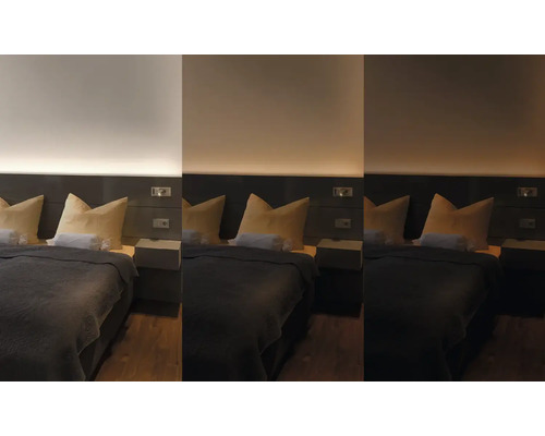 Schlafzimmer mit Bett, Nachttischen und indirekter Beleuchtung