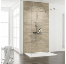 Badezimmer mit Dusche, Duschwanne und Handtuchhalter