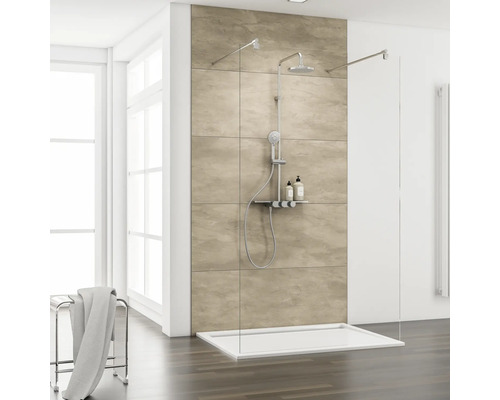 Badezimmer mit Dusche, Duschwanne und Handtuchhalter