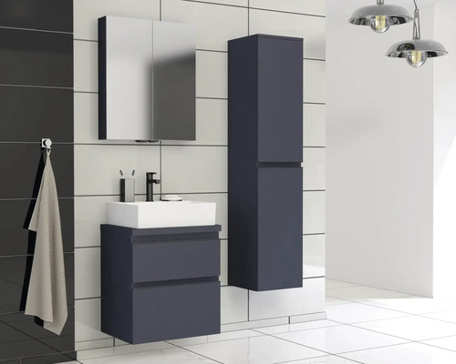 Badezimmer mit Waschtisch, Spiegelschrank und Hochschrank in einem hellen Raum