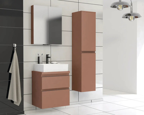 Badezimmer mit Waschtischunterschrank, Spiegelschrank und Hochschrank