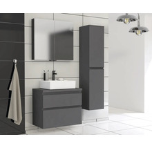 Badezimmer mit Waschbecken, Spiegelschrank und Hochschrank