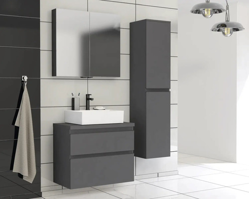 Badezimmer mit Waschbecken, Spiegelschrank und Hochschrank