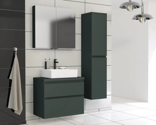 Badezimmer mit Waschbecken, Unterschrank, Spiegelschrank und Hochschrank