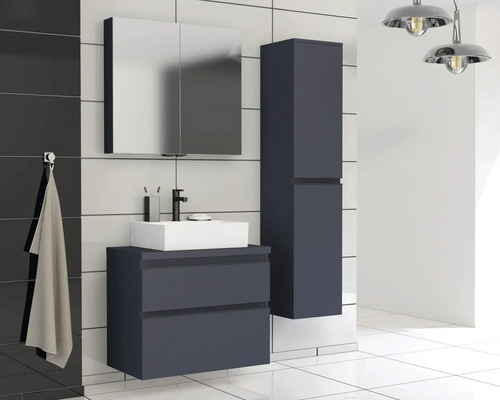 Badezimmer mit Waschtischunterschrank, Spiegelschrank und Hochschrank