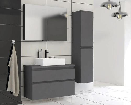 Modernes Badezimmer mit Waschtischunterschrank, Spiegelschrank und Hochschrank