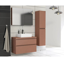 Badezimmer mit Waschtischunterschrank, Spiegelschrank und Hochschrank