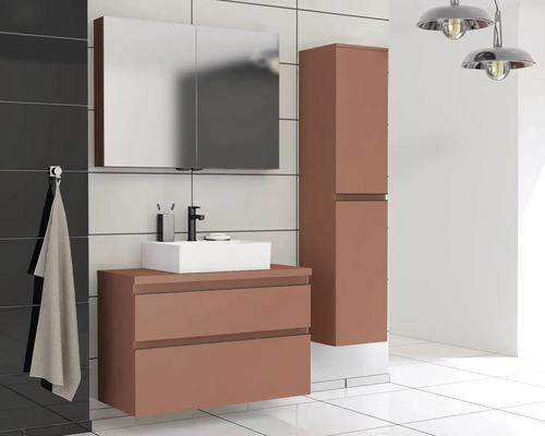 Badezimmer mit Waschtischunterschrank, Spiegelschrank und Hochschrank