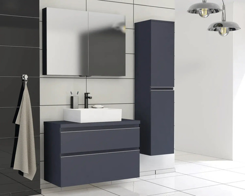 Modernes Badezimmer mit Waschtischunterschrank, Spiegelschrank und Hochschrank