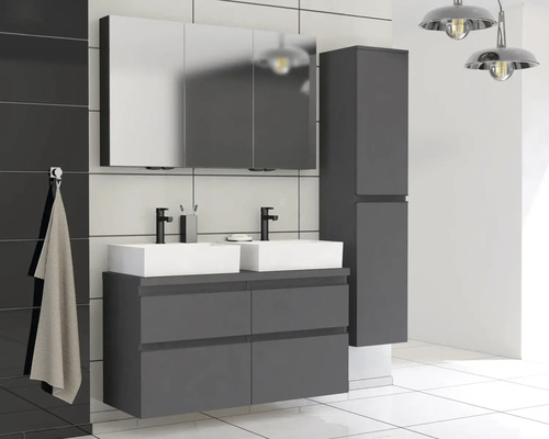 Modernes Badezimmer mit Doppelwaschbecken, Spiegelschrank und Hochschrank