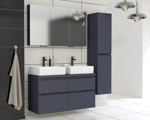 Modernes Badezimmer mit Waschtisch, Spiegel, Hochschrank, Waschbecken und Armaturen