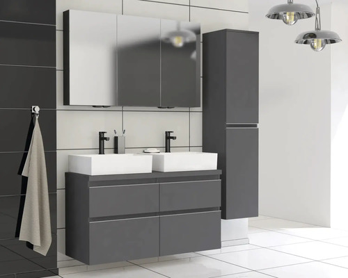 Badezimmer mit Doppelwaschbecken, Spiegelschrank und Hochschrank in modernem Design