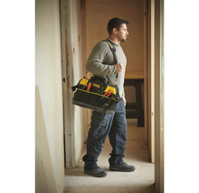 Handwerker mit Stanley Werkzeugtasche mit Schultergurt