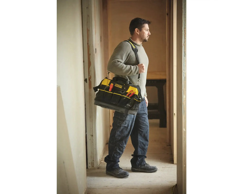 Handwerker mit Stanley Werkzeugtasche mit Schultergurt