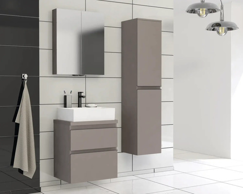 Badezimmer mit Waschbeckenunterschrank, Spiegelschrank und Hochschrank