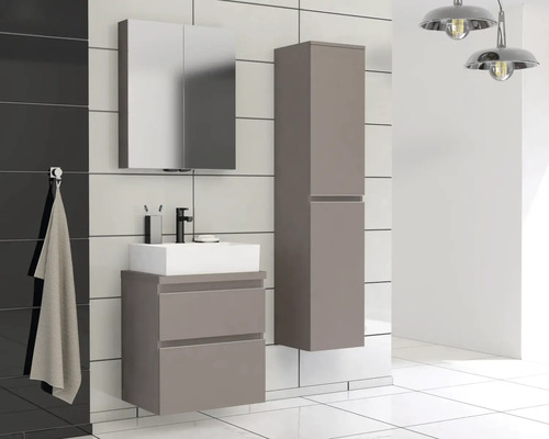 Badezimmer-Szene mit Waschbeckenunterschrank, Spiegelschrank und Hochschrank