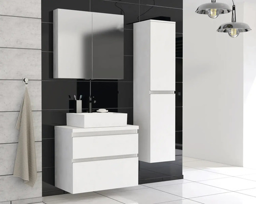 Badezimmer mit Waschbeckenunterschrank, Spiegelschrank und Hochschrank in einem hellen und organisierten Stil