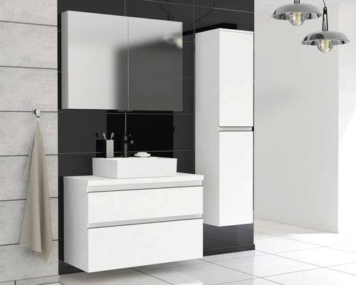 Badezimmer mit Waschtisch, Spiegelschrank und Hochschrank