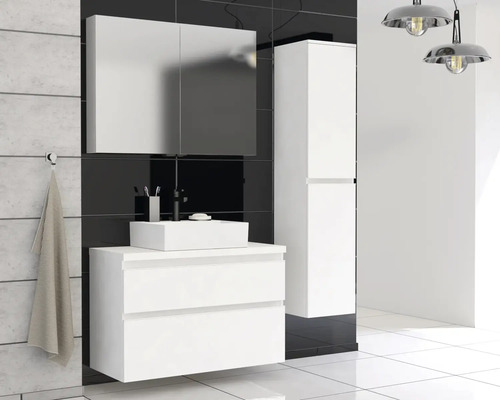 Modernes Badezimmer mit weißem Waschtischunterschrank, Spiegelschrank und Hochschrank vor schwarzer Wand