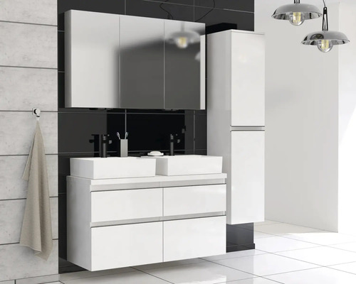 Modernes Badezimmerensemble mit Doppelwaschtisch, Spiegelschrank und Hochschrank für eine stilvolle Einrichtung.