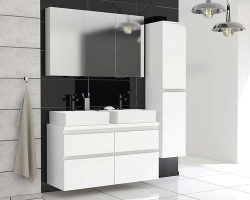 Modernes Badezimmer mit weißem Waschtischunterschrank, Aufsatzwaschbecken, Spiegelschrank und Hochschrank.