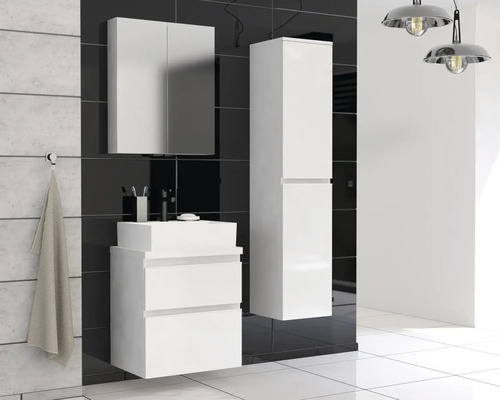 Badezimmer mit Waschtisch, Spiegelschrank und Hochschrank in modernem Design