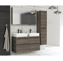 Badezimmer mit Doppelwaschtisch, Spiegelschrank und Hochschrank