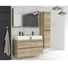 Modernes Badezimmer mit Doppelwaschtisch, Spiegelschrank und Hochschrank in Holzoptik
