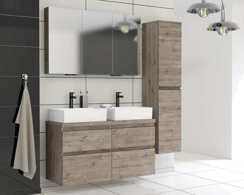 Badezimmer mit Waschbeckenunterschrank, Spiegelschrank und Hochschrank