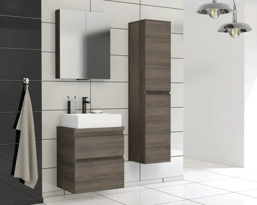 Badezimmer mit Waschtischunterschrank, Spiegelschrank und Hochschrank in Holzoptik