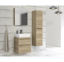Badezimmer mit Waschbeckenunterschrank, Spiegelschrank und Hochschrank
