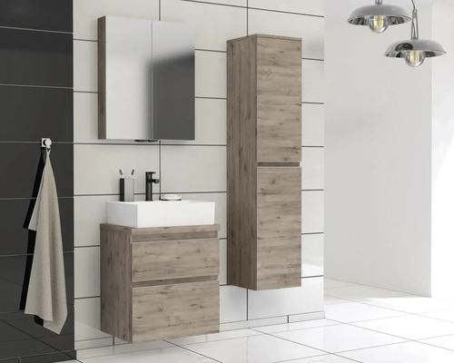 Badezimmer mit Waschbeckenunterschrank, Spiegelschrank und Hochschrank