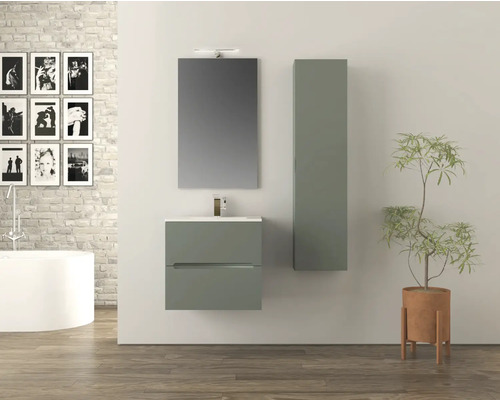 Badezimmer mit Waschtischunterschrank, Spiegel, Hochschrank und Pflanze