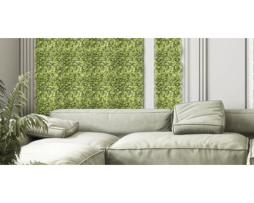 Dekoratives Interieur mit grüner Pflanzenwand und Sofa