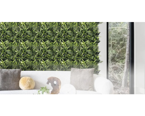 Begrünte Wandpaneele mit Pflanzen und Farnen hinter einer Couch