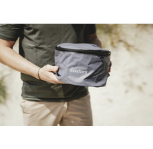 Enders Tragetasche mit Reißverschluss in den Händen