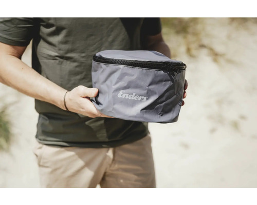 Enders Tragetasche mit Reißverschluss in den Händen