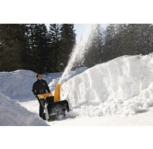 Mann benutzt eine Schneefräse zur Schneeräumung.