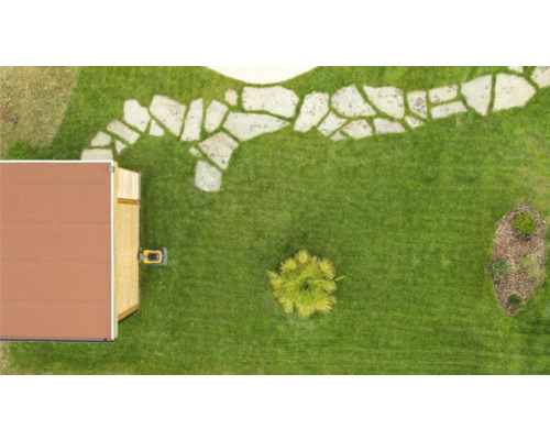 Draufsicht eines Gartens mit Rasen, Steinweg, kleinem Baum und Rasenmähroboter