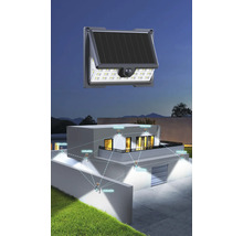 Solarleuchte mit Bewegungsmelder an einem Haus angebracht, die drahtlos verbunden sind.