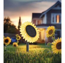 Dekorative Solarleuchte in Form einer Sonnenblume im Garten.