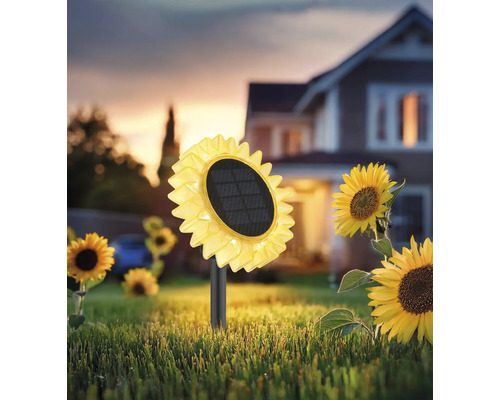 Dekorative Solarleuchte in Form einer Sonnenblume im Garten.