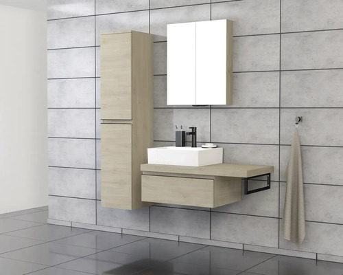 Badezimmer mit Waschtisch, Spiegelschrank und Hochschrank