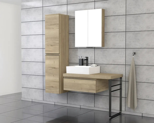 Badezimmer mit Waschtisch, Spiegelschrank und Hochschrank in Holzoptik