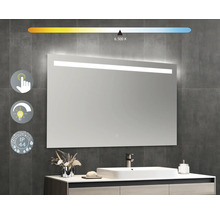 Beleuchteter rechteckiger Spiegel über einem Waschbecken mit Armatur und Dekoration