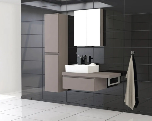 Modernes Badezimmer mit Waschtisch, Spiegelschrank und Hochschrank