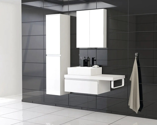 Modernes Badezimmer mit weißen Badmöbeln, bestehend aus Waschtisch, Unterschrank, Spiegelschrank und Hochschrank vor dunklem Fliesenhintergrund.