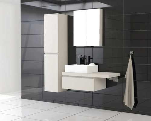 Badezimmer mit Waschtisch, Spiegelschrank und Hochschrank vor dunklem Fliesenspiegel