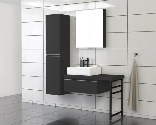 Modernes Badezimmer mit Waschbecken, Unterschrank, Spiegelschrank und Hochschrank