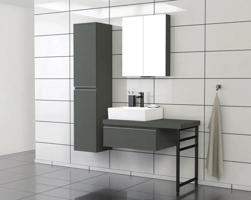 Badezimmer mit Waschbecken, Unterschrank, Spiegelschrank und Hochschrank